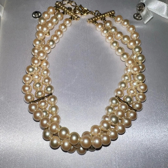 Elegant Pearl Necklace with Gold Accents - Picture 1 of 8